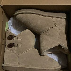 Size 5 women’s BearPaws.